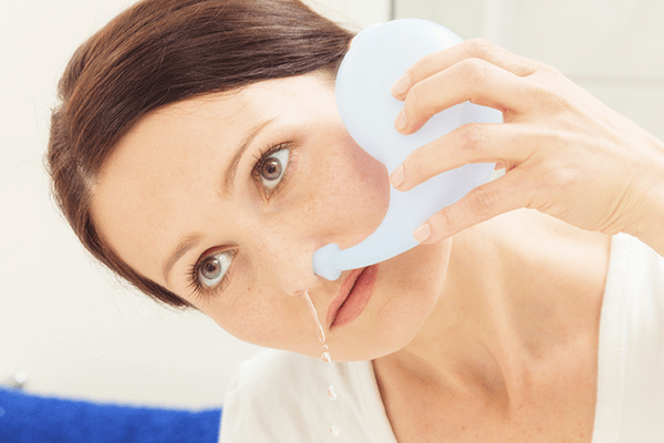 Výplachy nosu pomáhají s nepříjemnými záněty vedlejších nosních dutin a jsou vhodné při chronických rýmách a po operacích v oblasti nosu, dutin a nosohltanu.