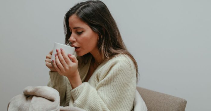 Nejlepší lék na kašel představuje pravidelný pitný režim. Jedině hydratovaný organismus dokáže nad viry, které tělo napadly, zvítězit. Voda, čaj nebo silný vývar navíc podrážděný krk zklidní a vám se tak výrazně uleví.