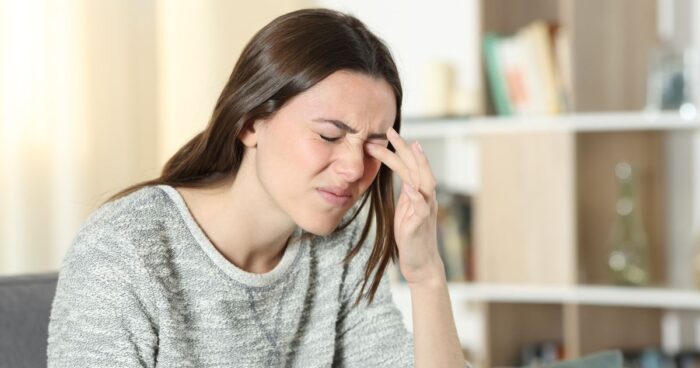 svědění očí z alergie — Svědění očí může způsobit několik faktorů. Může jít o alergii, suché oči, infekci nebo přítomnost ci