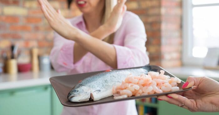 Prvním krokem při léčbě alergie na ryby je eliminace ryb a rybích produktů z jídelníčku neboli eliminační dieta. Při nákupu potravin je třeba pečlivě sledovat etikety a vyhýbat se všemu, co obsahuje rybí alergeny.