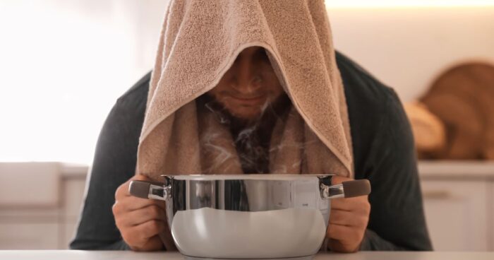 Jak urychlit léčbu rýmy? Když výše uvedené tipy zkombinujete s babskými radami, jak se zbavit rýmy, můžete si říct, že jste pro své zdraví udělali opravdu maximum. K tradičním metodám léčby rýmy se řadí inhalace páry, horká koupel, vývar, bylinkový čaj a ovoce.