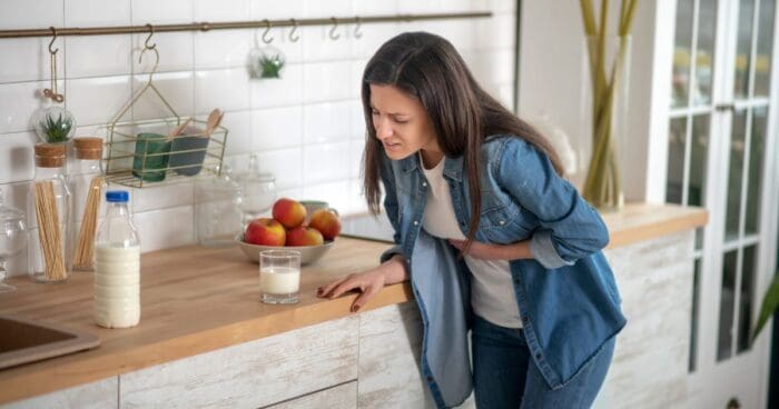 Potravinová intolerance je metabolická porucha spojená s neschopností těla zpracovat určitou látku v potravině. Do procesu se nezapojuje imunitní systém. Příčinu problému představuje nedostatek enzymů potřebných k trávení. Alergie na potraviny je imunitní reakce. Imunitní systém těla vyhodnotí některou látku v potravě jako nebezpečnou a začne produkovat protilátky.