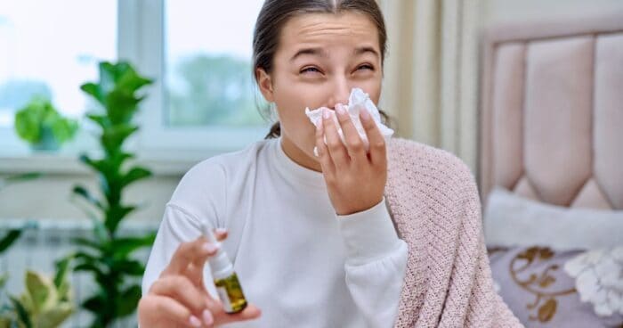 Nemůžeme obecně určit, kdy je rýma nejhorší, protože opět záleží na typu rýmy. Už jsme naznačili, že příznaky virové rýmy bývají nejhorší v prvních dnech, kdy je v těle největší koncentrace virů, a tudíž je i nejvyšší míra nakažlivosti. Průběh alergické rýmy se zase odvíjí od koncentrace alergenů ve vašem okolí, což se často vztahuje k ročnímu období.