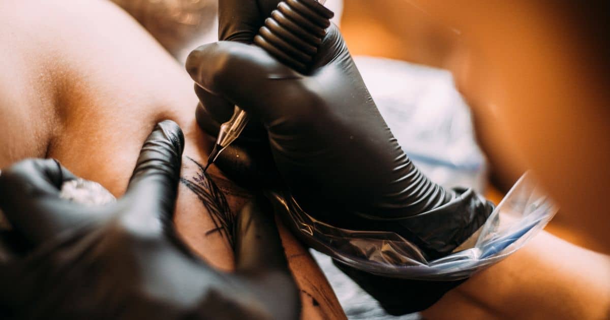 Příčinou alergie na tetování jsou kovy jako kobalt, chrom, mangan nebo nikl a oxid titaničitý. Černá barva ale jmenované složky neobsahuje, a tak by mohla být pro alergiky řešením.