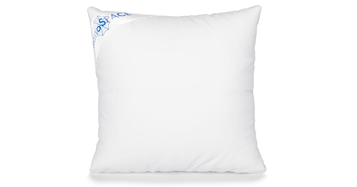 Protiroztočový povlak na polštář nanoSPACE prošel testováním v Textilní zkušebním ústavu v Brně, na Technické univerzitě v Liberci a Státní zdravotním ústavem v Praze. Už to vám leccos napoví. Byl ověřen účinný záchyt mikroorganismů ≥ 99,0 %, prachových částic ≥ 99,0 % a nebyly prokázány žádné negativní reakce při kontaktu s lidskou pokožkou.