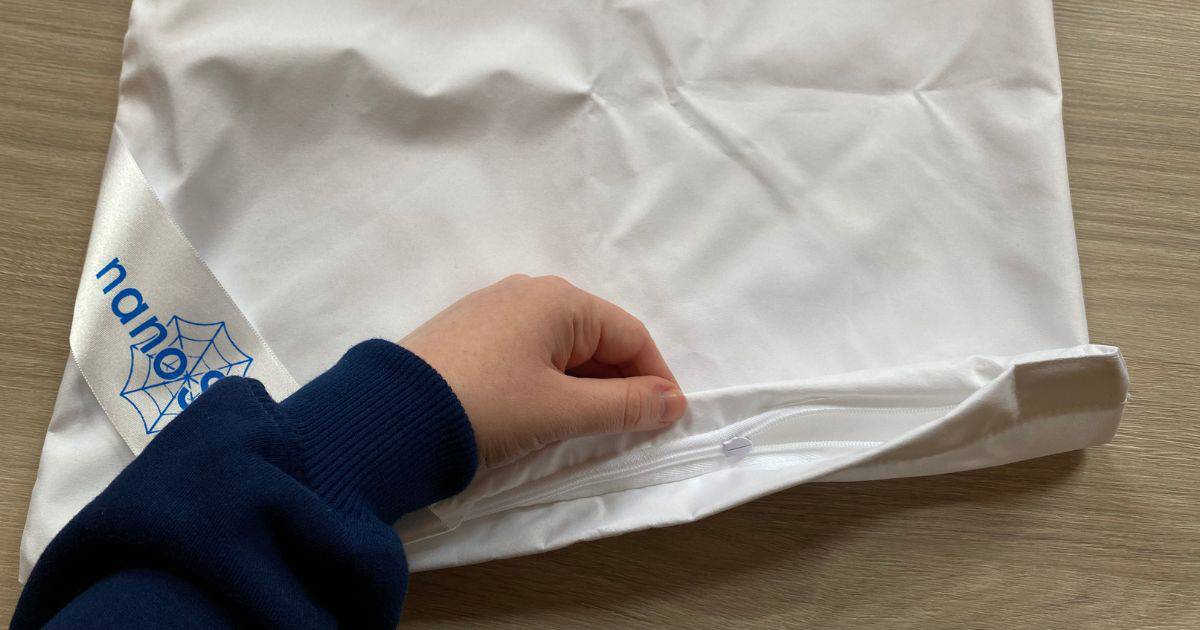 Protiroztočový povlak na polštář pro alergiky nanoSPACE je vyrobený z 99,9% polyesteru a 0,1% polyamid 6. Polyester je mikrovlákno, polyamid 6 nanovlákno. 