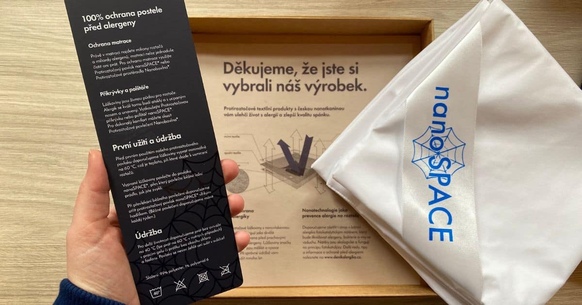 Objednali jsme si balení 2 kusů protiroztočových povlaků na polštář nanoSPACE. Povlaky přišli ve čtvercové krabiččce s designem pavučinek, kolem níž byl tvrdý modrý papír s logem výrobce a rozměry produktu.

Po otevření krabice na nás čekali složené povlaky, poděkování za nákup a informace o tom, jak protiroztočový povlak na polštář používat i jak se o něj starat.