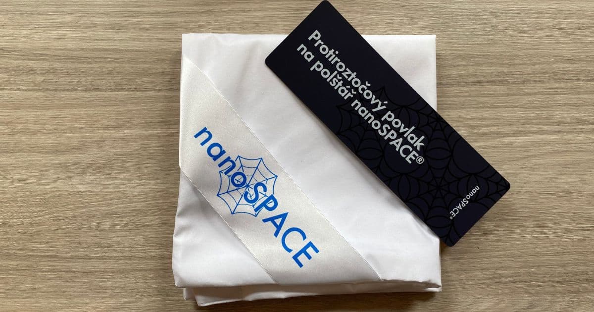 Povlaky fungují na principu mechanické bariéry. Když polštář povlečete do protiroztočového povlaku, zabráníte roztočům uvnitř množit se. Zároveň se od té doby nedostane žádný dovnitř ani ven. Na povrchu prodyšné textilie je tenká vrstva české nanotkaniny.