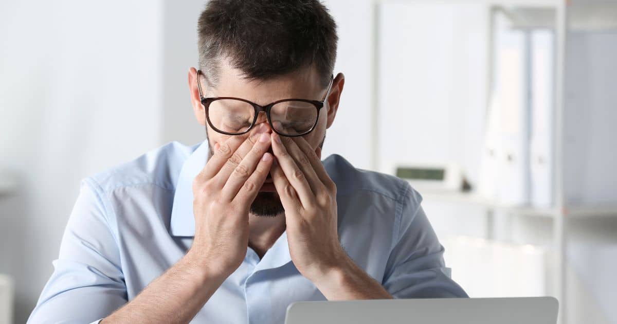 Obecně se k projevům jarní alergie se řadí rýma, svědění nosu, očí a krku, kýchání, slzení očí, ucpaný nos, podrážděný krk, kašel, vyrážka a otoky.