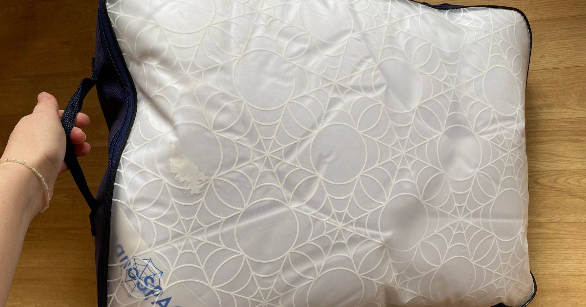 Protiroztočová přikrývka dorazila v průsvitném uzavíratelném obalu na zip s motivem pavučinek.