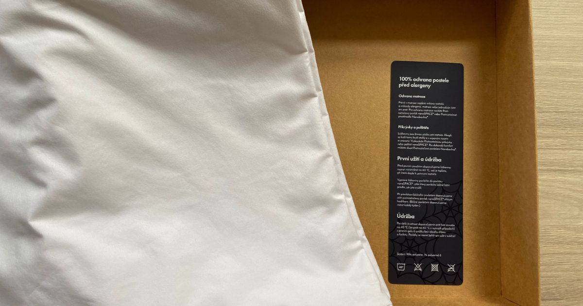 Až budete zase povlékat, nemusíte povlak prát. Stačí ho otřít vlhkým hadříkem nebo vysát. Protiroztočový povlak na přikrývku od nanoSPACE by se měl prát jednou ročně bez aviváže na 40 °C (v případě potřeby na 60 °C) v pracím gelu nebo prášku bez obsahu chlóru a fosforu. Po vyprání ho nechte volně uschnout. Sušička by mohla totiž poškodit nanovlákennou membránu.