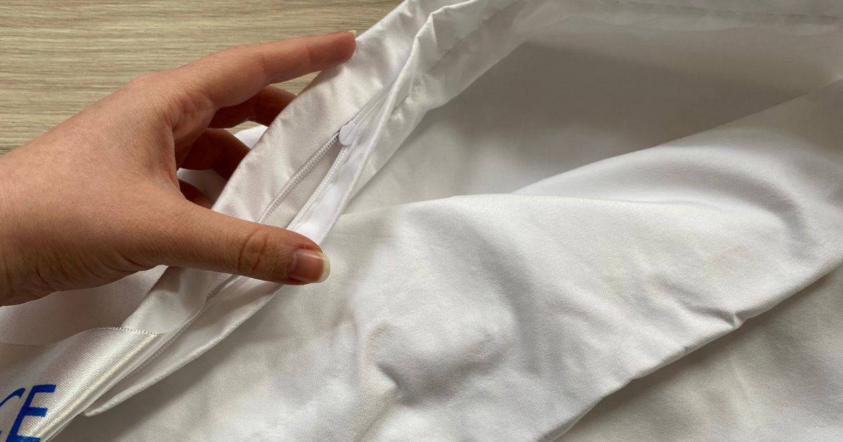 Protiroztočový povlak na přikrývku nanoSPACE se vyrábí z kvalitního materiálu, který poznáte už jen podle omaku – je jemný a měkký. Pokud bychom měli být o něco konkrétnější, tak jde o 99,9% polyester (mikrovlákenná tkanina) a 0,1% polyamid 6 (nanovlákenná membrána). Mimochodem, má certifikaci o nezávadnosti látky OEKO-TEX® STANDARD 100.