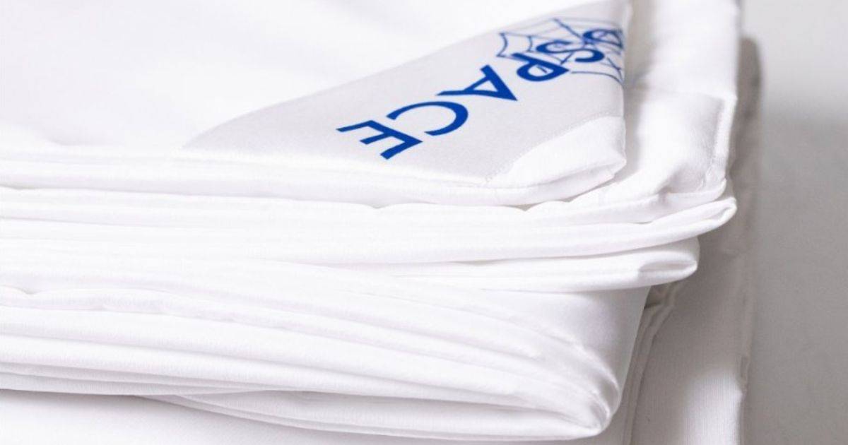  Protiroztočový povlak na přikrývku nanoSPACE funguje díky speciální nanotkanině, která účinně zachycuje veškerý prach, včetně toho neviditelného, a udržuje přikrývku stále čistou. Nanotkanina je zároveň 100% prodyšná, což vám zajistí pohodlný spánek bez pocení. 