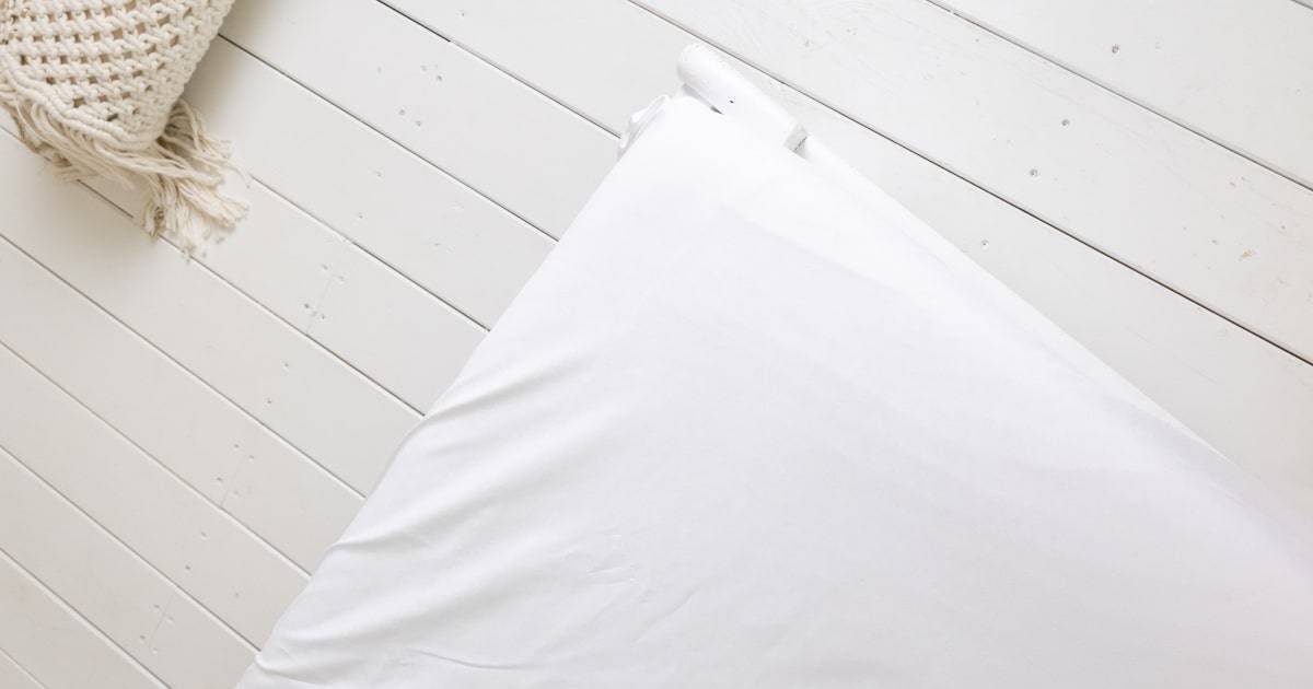 Povlak na matraci proti roztočům je ušitý z polyesteru a polyamidu. Právě polyamid představuje nanovlákennou membránu, která nás chrání. Povlak je velmi příjemný na dotek a měkký. 