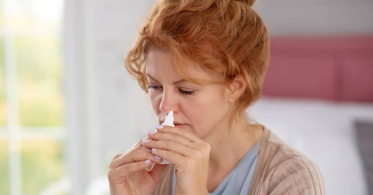 Nosní spreje nebo kapky obsahující antihistaminika patří mezi nejběžnější a nejúčinnější léčbu na ucpaný nos při alergii. Tyto léky snižují otok a zánět v dutině nosní tím, že blokují účinky histaminu, látky zodpovědné za alergickou reakci.