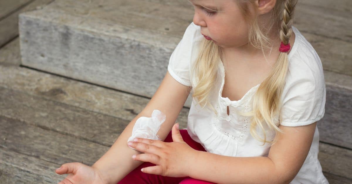 Léčba atopického ekzému u dětí vyžaduje kombinaci různých přístupů zaměřených na zmírnění příznaků a prevenci vzplanutí. Lékař vám může doporučit například emoliencia.
