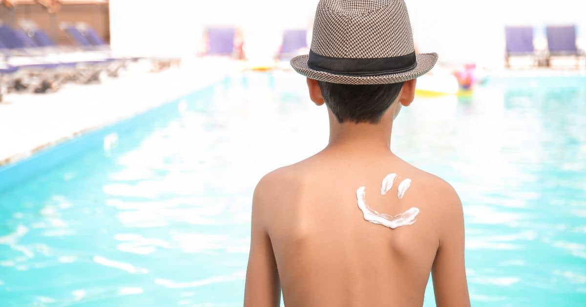Opalovací krémy s SPF ochranou jsou základem, jak předejít vyrážce ze slunce. U dětí dbejte na opakované nanášení krému, tedy po koupání nebo nadměrném pocení. Doporučujeme použít 100% přírodní opalovací máslo, které se dobře roztírá, nezanechává na pokožce bílou vrstvu a hlavně účinkuje okamžitě.
