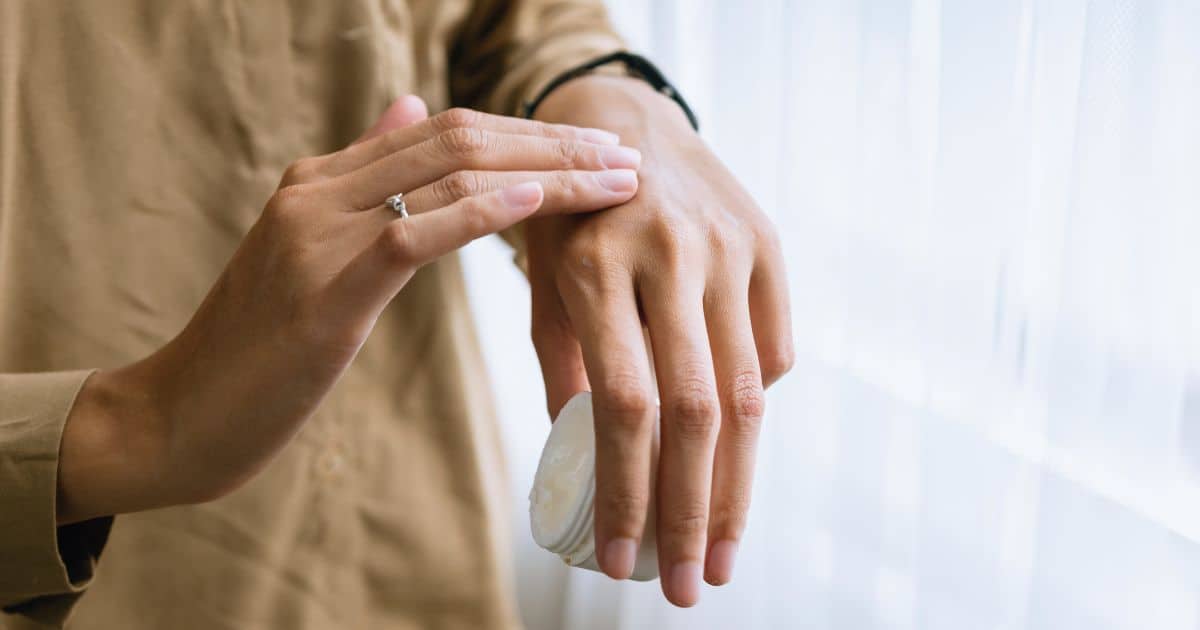 Každý krém v tomto seznamu jsem osobně testovala minimálně tři měsíce, v různých ročních obdobích a během různých fází ekzému. 