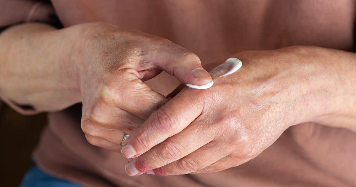 Pokožka každého z nás je jiná, takže na kosmetické produkty také jinak reaguje. Existuje ale pár základních pravidel, podle kterých bychom měli, my atopici, krémy na ekzém vybírat.