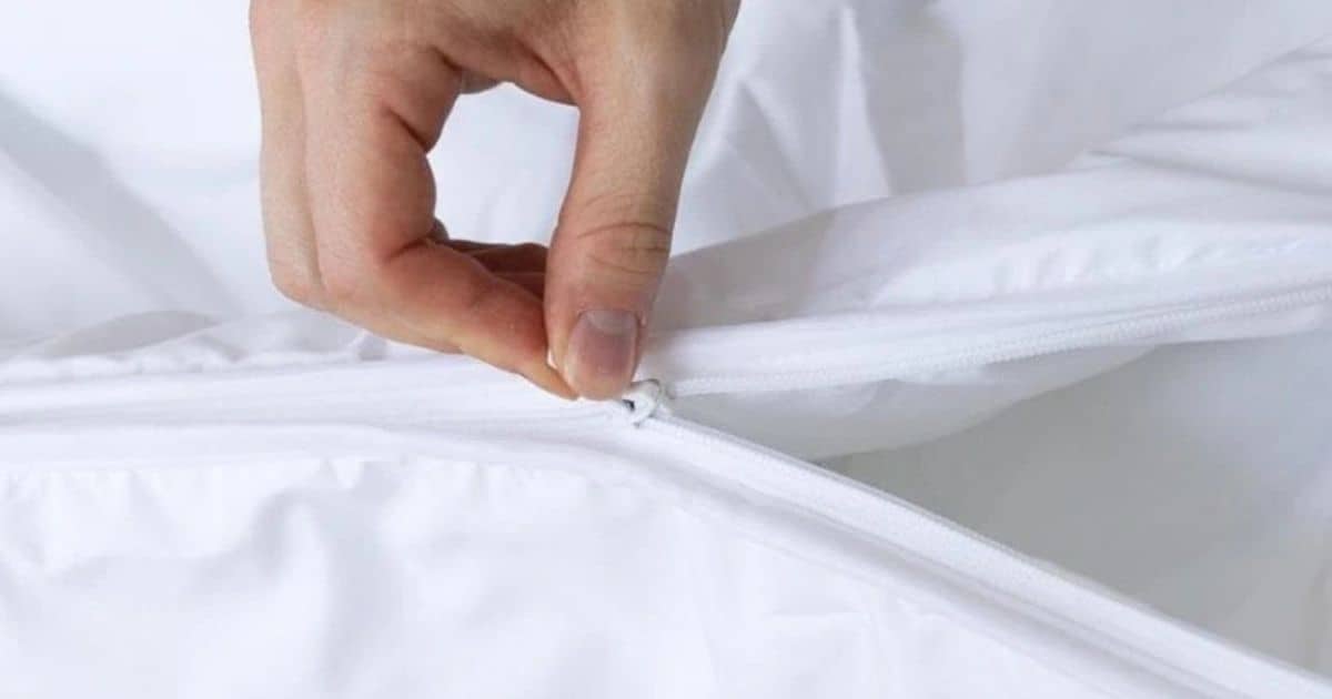 Nemůžete se rozhodnout? Pak by vás mohla zajímat Duo přikrývka. Jedná se o dvě různě silné přikrývky (letní a celoroční), které jsou spojené zipem.