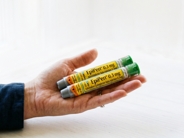 anafylaxe — EpiPen adrenalinový autoinjektor v dlani
